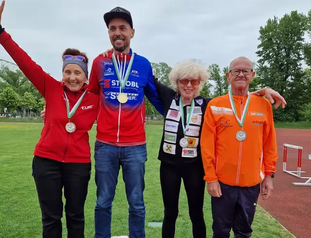 Gabi Schwarz mit Thomas Steinkellner (RTR ATUS Weiz), Christa Triebl (PSV Leoben) und Adi Prommer vom LCA Hochschwab (v. l.)  | Foto: Schwarz 