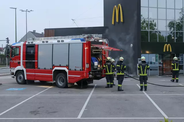 Brand vor McDonald's Restaurant in der Welser Pernau, wo im Eingangsbereich ein Abfallbehälter zu brennen begann. | Foto: laumat.at