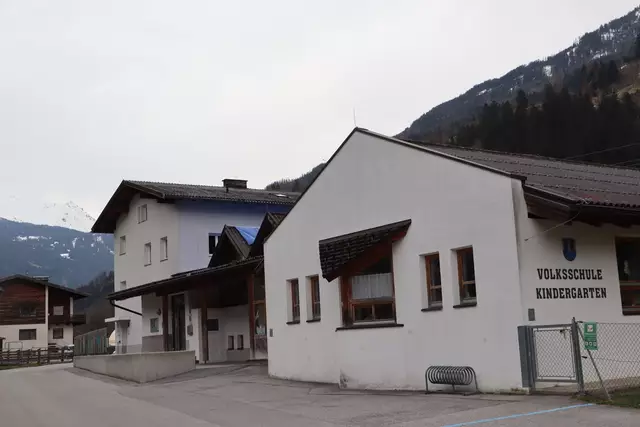 Volksschule und Kindergarten im Weitler Urgen sollen umgebaut werden. | Foto: Seelos