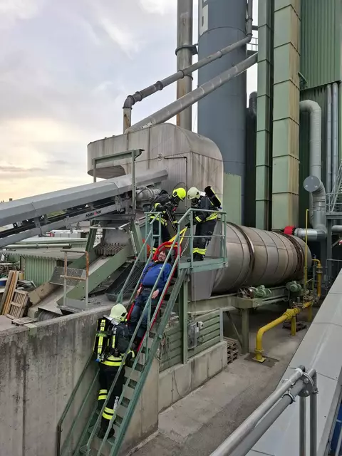 Die Übungsannahme für die 35 Mitglieder war eine Gasexplosion in großer Höhe.  | Foto: Afkdo Amstetten / Zarl