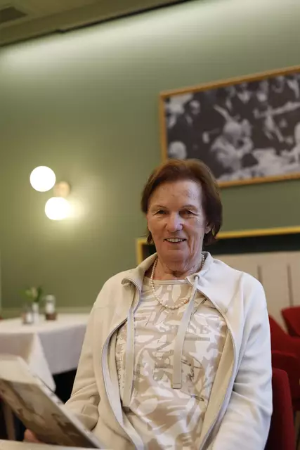 Annemarie Rogl schwelgt im Figl-Zimmer des Hotels zur Post in Erinnerungen. | Foto: Losbichler