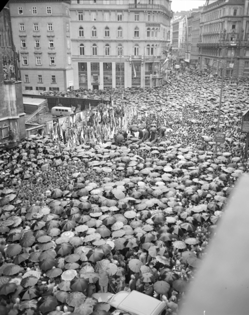 Menschen strömen zum Dankgottesdienst in den Stephansdom.  | Foto: United States Information Service, 15.5.1955. ÖNB, Bildarchiv und Grafiksammlung.