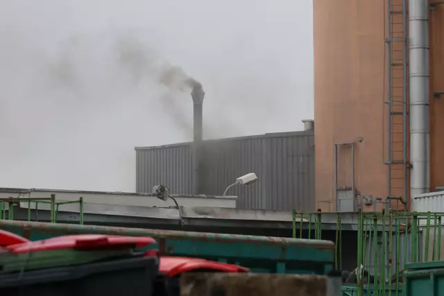 Im Welser Industriegebiet begannen Lösungsmittel in einem Container eines Abfallunternehmens zu brennen – die Feuerwehr führte einen Löschangriff durch. | Foto: laumat.at