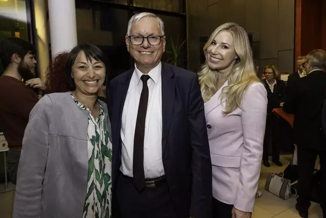 Jasmin Chansri (Landesgeschäftsführerin Volkshilfe OÖ, Bundesminister a.D. Alois Stöger und Moderatorin Nina Kraft (v. l.) | Foto: MeinBezirk OÖ/Pils