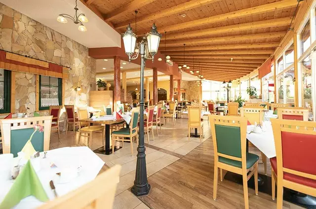 Das steirisch-burgenländische 4 Sterne Thermenhotel PuchasPLUS Stegersbach vermittelt das heimelige Gefühl der Wärme und Geborgenheit des österreich­ischen Burgenlands.