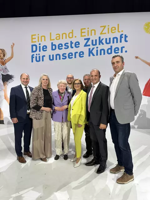 Paul Frühling, GGR Vera Sares, Karin Thaler, GR Christoph Müllböck, LH Johanna Mikl-Leitner, GR Karl Bauer, Otto Auer, GR Alfred Hoch (vlnr). | Foto: Privat