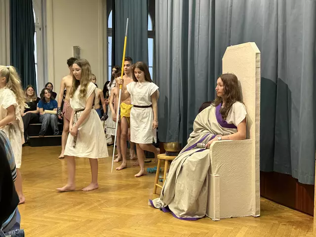 Eloise Gibisch als Senator, Lena-Sophie Dolezal, Coco Stoll und Julius Remtisch als Athlet*innen. | Foto: Simone Gsell