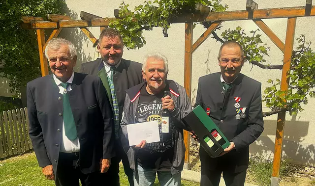 ÖKB-Kassier Erich Wallisch, ÖKB-Ortsverbandsobmann Josef Kohzina, Jubilar Reinhard Schulz und ÖKB-Schriftführer Horst Höfner. | Foto: ÖKB