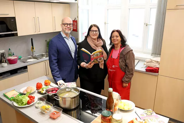 Vizebürgermeisterin und Wohnbaustadträtin Kathrin Gaál präsentierte mit Josef Cser (Wohnservice Wien) und Claudia Huemer das neue Gemeindebau-Kochbuch „Mahlzeit!“. | Foto: Stadt Wien/Martin Votava