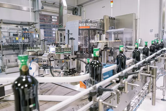 Abfüllanlage: Die Unternehmensgruppe ist dank 1.000 Vertragslandwirten nicht nur der weltweit größte Produzent von Kürbiskernen, sondern deckt auch die gesamte regionale Wertschöpfungskette der steirischen Kürbiskerne ab – vom Saatgut bis zum fertigen Produkt. | Foto: diemosbachers