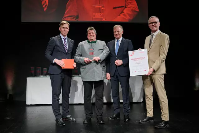 MeinBezirk OÖ-Chefredakteur Thomas Winkler,  Florian-Bezirkssieger Perg Karl Tremetsberger, Landeshauptmann Thomas Stelzer und OÖ-Versicherung-Generaldirektor Othmar Nagl (v. l.) | Foto: Land OÖ/Peter Christian Mayr