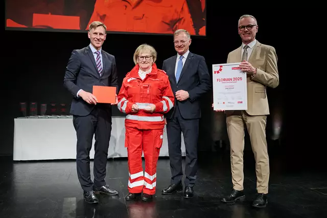 MeinBezirk OÖ-Chefredakteur Thomas Winkler, 
 Florian-Bezirkssiegerin Kirchdorf Gabi Schmid, Landeshauptmann Thomas Stelzer und OÖ-Versicherung-Generaldirektor Othmar Nagl (v. l.) | Foto: Land OÖ/Peter Christian Mayr