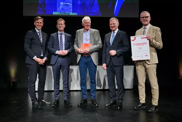 MeinBezirk OÖ-Chefredakteur Thomas Winkler, ORF OÖ-Chefredakteur Stefan Hartl, Florian-Landessieger Alois Rögl, Landeshauptmann Thomas Stelzer und OÖ-Versicherung-Generaldirektor Othmar Nagl (v. l.) | Foto: Land OÖ/Peter Christian Mayr