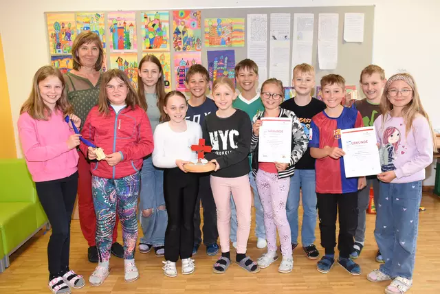 Jugendrotkreuz Bezirkstag 2025. Die beiden Mannschaften der VS Pabneukirchen im Helfi-Bewerb: Platz 1 und Platz 3.  | Foto: Zinterhof