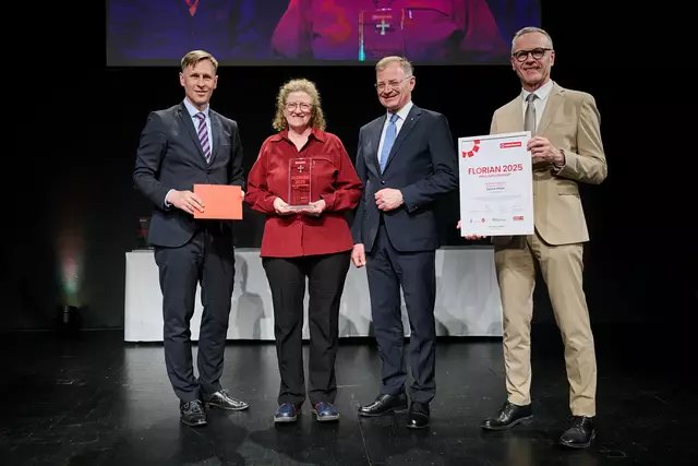MeinBezirk OÖ-Chefredakteur Thomas Winkler,  Florian-Bezirkssiegerin Vöcklabruck Zäzilia Holzer, Landeshauptmann Thomas Stelzer und OÖ-Versicherung-Generaldirektor Othmar Nagl (v. l.) | Foto: Land OÖ/Peter Christian Mayr
