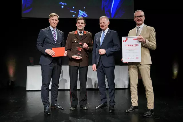 MeinBezirk OÖ-Chefredakteur Thomas Winkler, Florian-Sonderpreisträger "Jung und Engagiert" Michael Greiner aus Gmunden, Landeshauptmann Thomas Stelzer und OÖ-Versicherung-Generaldirektor Othmar Nagl (v. l.) | Foto: Land OÖ/Peter Christian Mayr