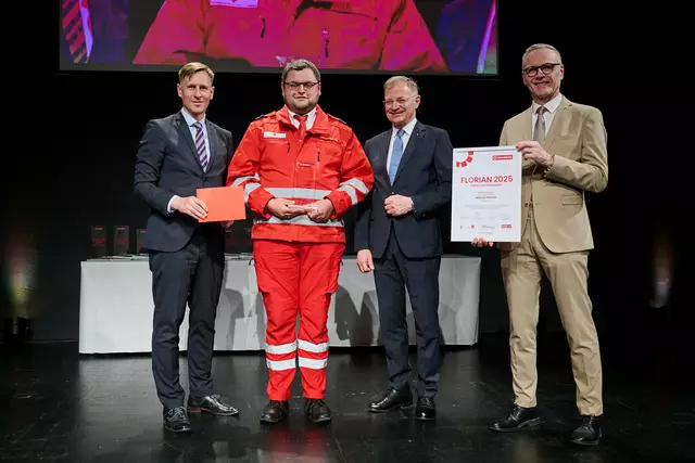 MeinBezirk OÖ-Chefredakteur Thomas Winkler, Florian-Bezirkssieger Gmunden Manuel Wallner, Landeshauptmann Thomas Stelzer und OÖ-Versicherung-Generaldirektor Othmar Nagl (v. l.) | Foto: Land OÖ/Peter Christian Mayr