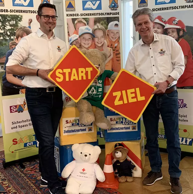 Die Kinder Sicherheitsolympiade ist jedes Jahr ein fester Bestandteil, bei dem die Kinder der vierten Volksschulklassen wichtiges Wissen spielerisch erlernen. Das Zivilschutz-Team der Kinder-Sicherheitsolympiade ist heuer unter neuer Führung: Christoph Sterbenz (links), nun Landessekretär des Kärntner Zivilschutzverbands, löst den langjährigen, verdienstvollen Zivilschutz-Direktor Anton Podbevsek – einer der Gründerväter der Kinder-Sicherheitsolympiade – ab.   | Foto: KZS/AUVA M. Lippitsch