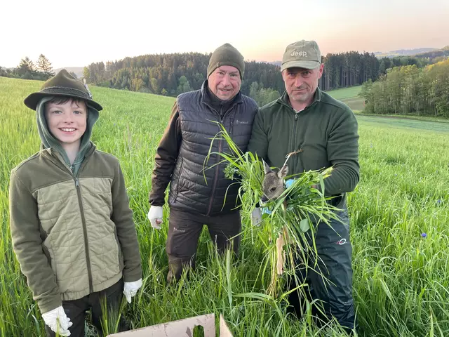 Die Felder der Landwirte werden abgesucht – mit Erfolg. | Foto: Rammerstorfer