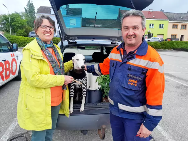 Whippet Karel mit Besitzerin Margit Peham und ARBÖ-Techniker Johann Grillenberger vom Prüfzentrum Amstetten | Foto: ARBÖ Niederösterreich