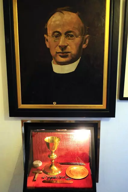 Ein Bildnis von Otto Neururer mit entsprechenden Beigaben. | Foto: Archiv