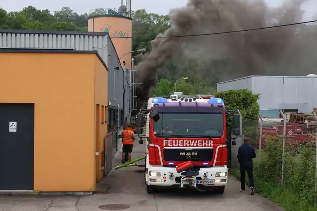 Im Welser Industriegebiet begannen Lösungsmittel in einem Container eines Abfallunternehmens zu brennen – die Feuerwehr führte einen Löschangriff durch. | Foto: laumat.at