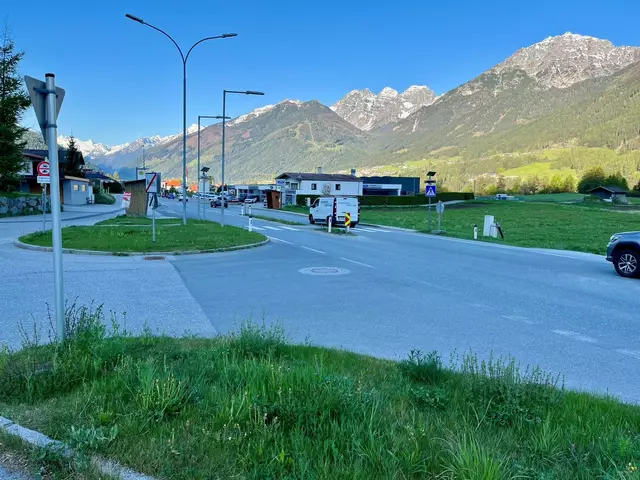 Der bestehende Schutzweg wird aufgelassen – künftig gelangen Fußgänger und vor allem Radfahrer sicher unterhalb der Stubaitalstraße hindurch. | Foto: Land Tirol