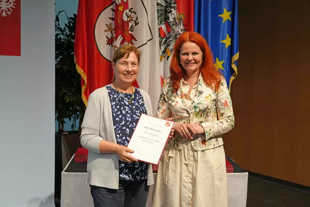 Waltraud Feil aus Innsbruck wurde beim Festakt von Landesrätin Cornelia Hagele geehrt.  | Foto: Land Tirol/Reiter