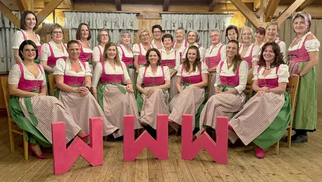 Die Waldviertler Wein Weiber mit Obfrau Doris Schreiber (Mitte), Obfrau-Stellvertreterin Doris Ploner (3. von links) und Obfrau Stellvertreterin Kerstin Schreiber (3. von rechts). | Foto: Waldviertler Wein Weiber