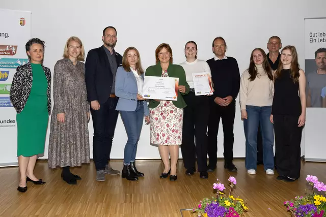 Von links: Martina Honsig, Christine Haberlander, Michael Mair, Klara Kaiser, Sigrid Pammer, Eva Rohrmanstorfer, Günther Rachlinger, Licia Kaiser, Thomas Schwarzenbrunner, Mia Kaiser. | Foto: Land OÖ/Daniela Sternberger