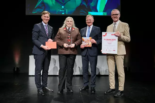 MeinBezirk OÖ-Chefredakteur Thomas Winkler, Florian-Bezirkssiegerin Linz-Land Pia Brendli, Landeshauptmann Thomas Stelzer und OÖ-Versicherung-Generaldirektor Othmar Nagl(v. l.) | Foto: Land OÖ/Peter Christian Mayr