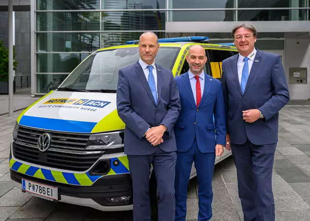 Notruf Niederösterreich-Geschäftsführern Christian Fohringer (links) und Josef Schmoll (rechts) mit NÖGUS-Vorsitzender Landesrat Christoph Luisser. | Foto: NLK Burchhart