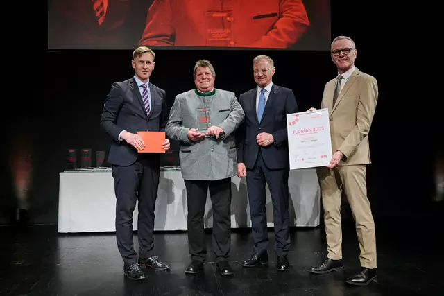 MeinBezirk OÖ-Chefredakteur Thomas Winkler,  Florian-Bezirkssieger Perg Karl Tremetsberger, Landeshauptmann Thomas Stelzer und OÖ-Versicherung-Generaldirektor Othmar Nagl (v. l.) | Foto: Land OÖ/Peter Christian Mayr