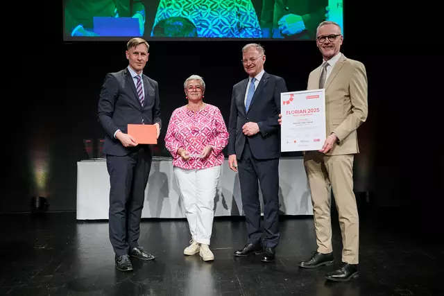 MeinBezirk OÖ-Chefredakteur Thomas Winkler, Florian-Bezirkssiegerin Grieskirchen &amp; Eferding Gerlinde Freller-Steindl, Landeshauptmann Thomas Stelzer, OÖ-Versicherung-Generaldirektor Othmar Nagl und (v. l.) | Foto: Land OÖ/Peter Christian Mayr