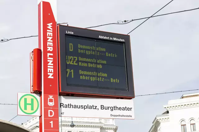 Auf Wiens Straßen kann man seit Herbst 2021 das neue Design von Bim- und Bus-Haltestellen sehen. | Foto: Weingartner-Foto / picturedesk.com