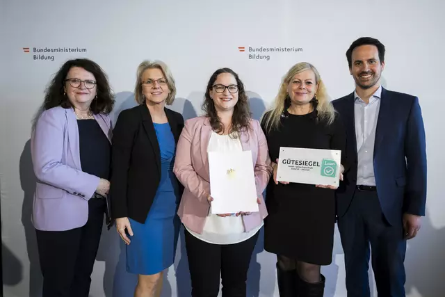 Die Volksschule Altenburg wurde von Bundesminister Christoph Wiederkehr (Neos) mit dem Lesegütesiegel „Lesen. Deine Superkraft“ ausgezeichnet. | Foto: Christopher Dunker