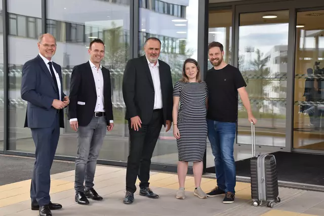 Eine der ersten Geburten in der neuen Klinik Oberwart stand gleich nach Start des Patientenbetriebs bevor: Franz Öller (Kaufmännischer Geschäftsführer der Gesundheit Burgenland), Marc Seper (Kaufmännischer Direktor der Klinik Oberwart) und Landeshauptmann Hans Peter Doskozil mit Christina und Dominik Kainz | Foto: Michael Strini