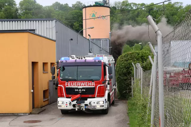 Im Welser Industriegebiet begannen Lösungsmittel in einem Container eines Abfallunternehmens zu brennen – die Feuerwehr führte einen Löschangriff durch. | Foto: laumat.at