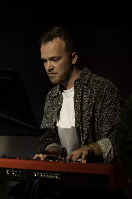 Alexander Danninger begleitete Zarzer am Klavier. | Foto: MeinBezirk OÖ/Pils