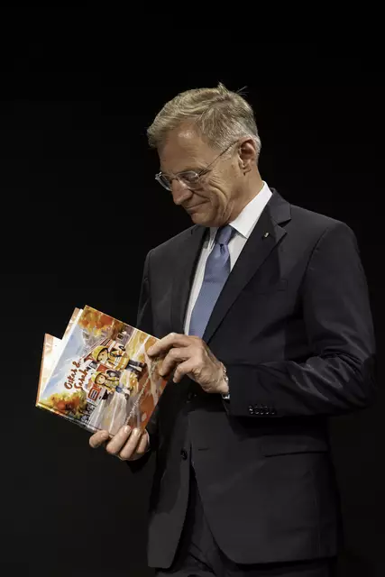 Ein kleines Präsent: Oskar &amp; Sarah, ein Bilderbuch übers Ehrenamt von LL-Bezirkssiegerin Pia Brendli, rührte LH Thomas Stelzer. | Foto: MeinBezirk OÖ/Pils