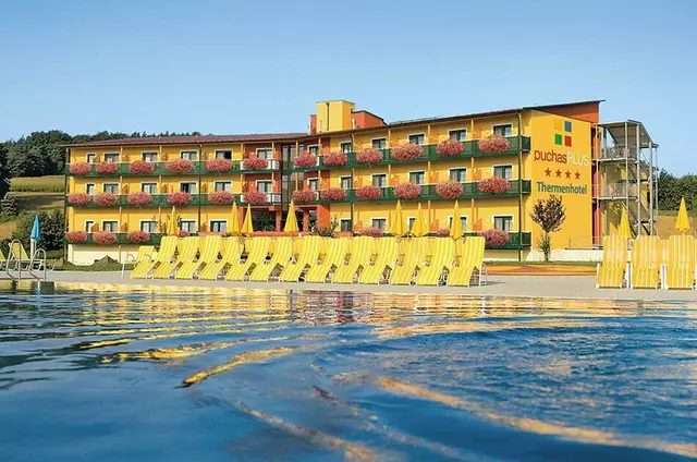 Wellnessurlaub, Entspannung in der Therme und vieles mehr erwarten Sie hier. Über unseren stimmungsvollen Regen­bogengang gelangen Sie ins Thermen­paradies mit einem 6.700m² großen Wellness- und Saunabereich inkl. Luxus-Komfort-Ruheräumen.