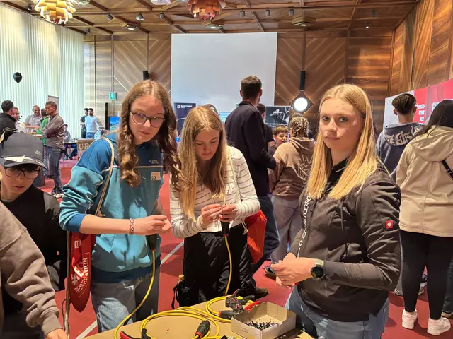 280 Schülerinnen und Schüler der Mittelschulen im Bezirk und des Gymnasiums Reutte besuchten das Berufs-Festival. | Foto: Reichel