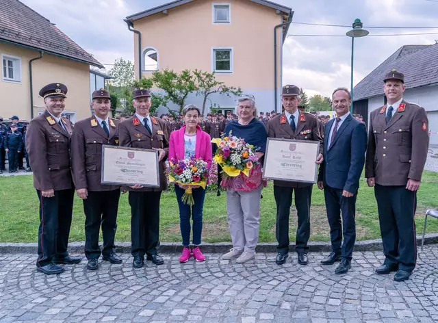 Die beiden Ehrenringträger Ernst Staudinger und Josef Riedl mit ihren Gattinnen und Söhnen, die ihnen jeweils als Kommandanten nachgefolgt sind, mit Bürgermeister Peter Harringer und Abschnittsfeuerwehrkommandant Franz Schausberger. | Foto: August Thalhammer