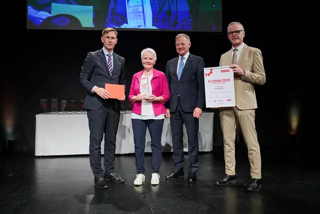 MeinBezirk OÖ-Chefredakteur Thomas Winkler, Florian-Bezirkssiegerin Freistadt Aloisia Denkmayr, Landeshauptmann Thomas Stelzer und OÖ-Versicherung-Generaldirektor Othmar Nagl (v. l.) | Foto: Land OÖ/Peter Christian Mayr