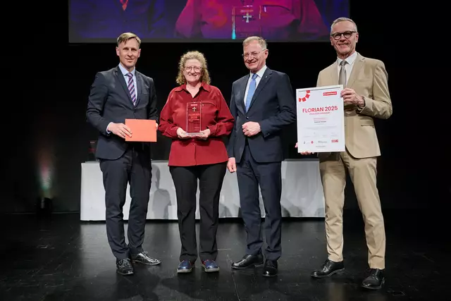 MeinBezirk OÖ-Chefredakteur Thomas Winkler,  Florian-Bezirkssiegerin Vöcklabruck Zäzilia Holzer, Landeshauptmann Thomas Stelzer und OÖ-Versicherung-Generaldirektor Othmar Nagl (v. l.) | Foto: Land OÖ/Peter Christian Mayr