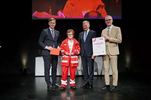 MeinBezirk OÖ-Chefredakteur Thomas Winkler, Florian-Bezirkssiegerin Rohrbach Christine Anderl, Landeshauptmann Thomas Stelzer und OÖ-Versicherung-Generaldirektor Othmar Nagl (v. l.) | Foto: Land OÖ/Peter Christian Mayr