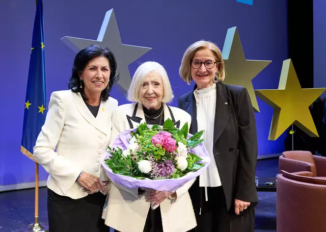 Moderatorin Danielle Spera, Zeitzeugin Erika Freeman und Landeshauptfrau Johanna Mikl-Leitner. | Foto: NLK Pfeiffer
