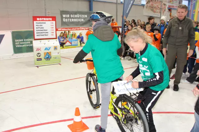 Geschicklichkeit und Kenntnis der Notrufnummern sind beim Radfahrbewerb gefragt. | Foto: KZS/AUVA M. Lippitsch