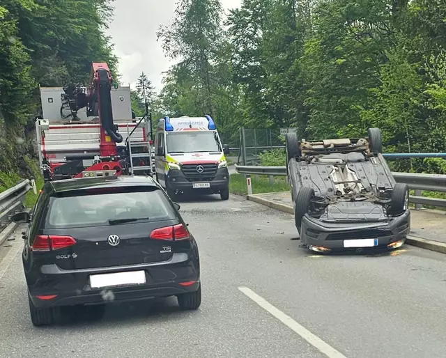 Das Fahrzeug kam auf dem Dach zu liegen - wie der Lenker von der Fahrbahn abkam, ist unklar.  | Foto: Privat