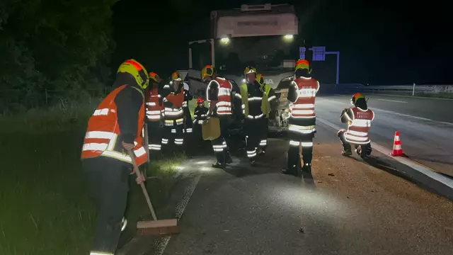 Aufräumarbeiten nach einem Lkw-Unfall. | Foto: DOKU-NÖ